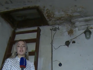 Видео: Жители Смоленска вынуждены ютиться в дырявом доме, который не признают аварийным